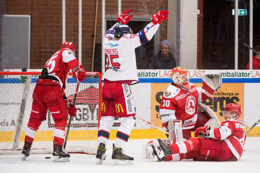 Västerviks Patrik Blomberg jublar och Trojas målvakt
