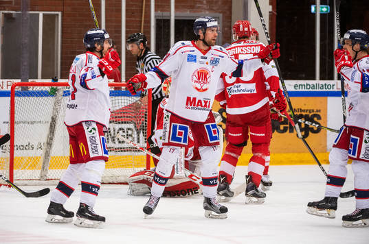 Västerviks Joacim Hedblad (längst till vänster) jublar