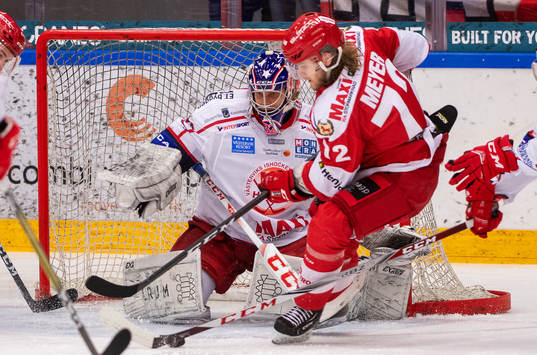 Västerviks målvakt Jonas Fransson och Trojas Nicolai Meyer
