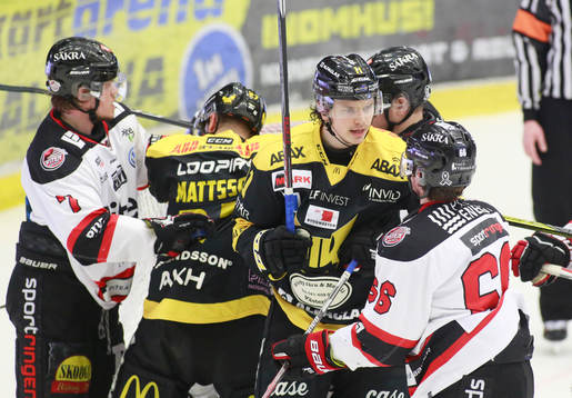 Västerås spelare Kevin Weiskog pratar med en spelare i