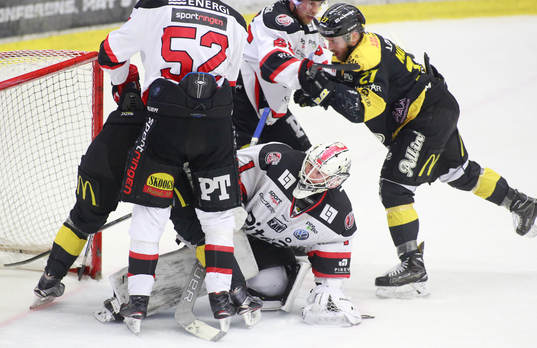 Piteås målvakt Joel Vännström blockerar pucken