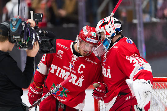 Timrås Hampus Larsson och målvakt Henrik Haukeland jublar
