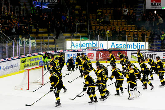 Västerås spelare tackar publiken