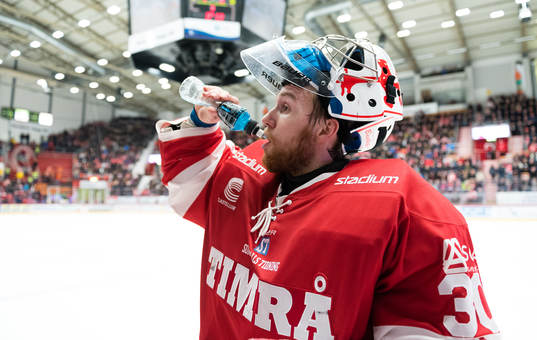Timrås målvakt Henrik Haukeland dricker