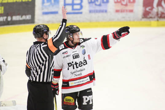 Piteås Viktor Nilsson pratar med dommaren Daniel Eriksson
