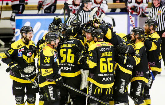 Västerås spelare jublar på slutsignal