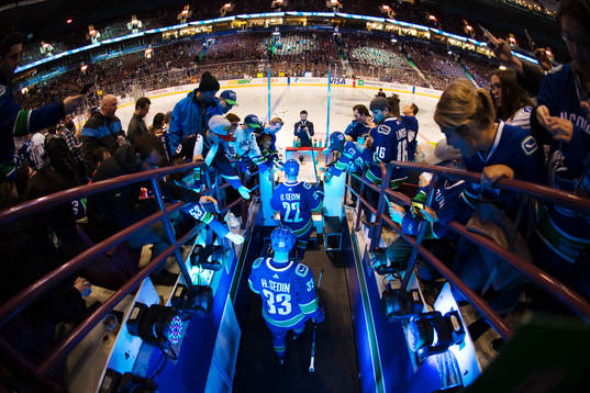 Vancouvers Daniel Sedin och Henrik Sedin gör entré till