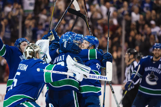 Vancouvers Daniel Sedin kramas om av lagkamrater