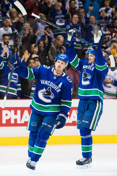 Vancouvers Daniel Sedin och Henrik Sedin tackar publiken