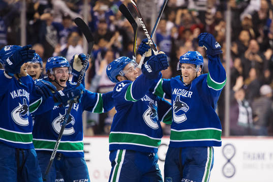 Vancouvers Daniel Sedin kramas om av lagkamrater