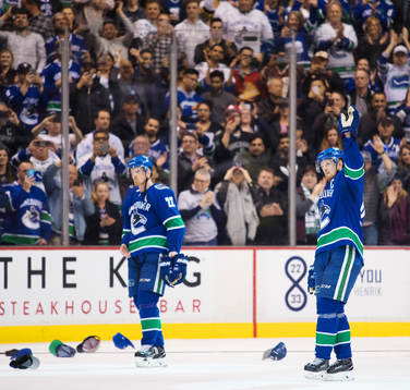 Vancouvers Daniel Sedin och Henrik Sedin tackar publiken