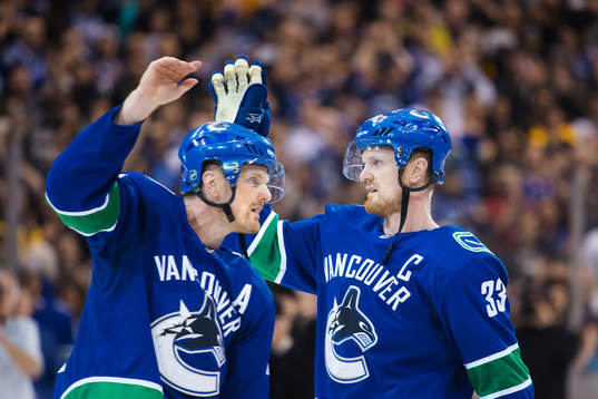 Vancouvers Daniel Sedin och Henrik Sedin tackar publiken