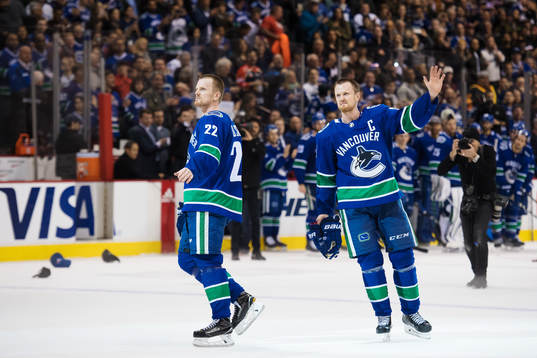 Vancouvers Daniel Sedin och Henrik Sedin tackar publiken