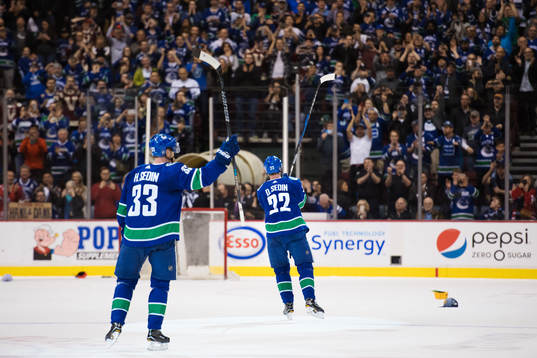 Vancouvers Henrik Sedin och Daniel Sedin tackar publiken