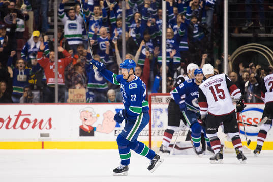 Vancouvers Daniel Sedin jublar