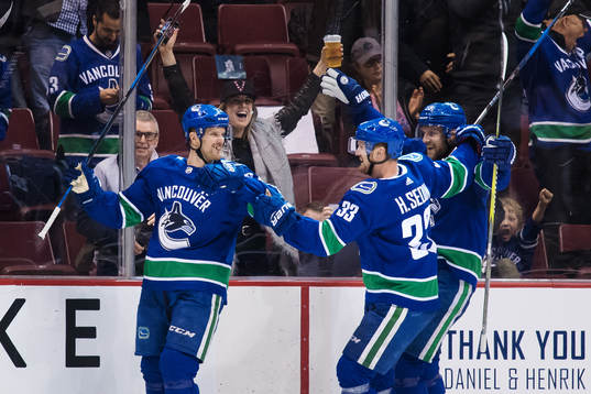 Daniel Sedin, Henrik Sedin och Alexander Edler jublar