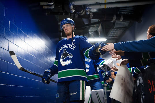 Vancouvers Henrik Sedin på väg ut till ishockeymatchen i