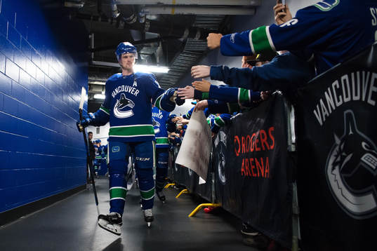Vancouvers Daniel Sedin på väg ut till ishockeymatchen i