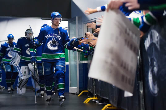 Vancouvers Daniel Sedin på väg ut till ishockeymatchen i