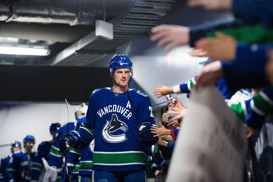 Vancouvers Daniel Sedin på väg ut till ishockeymatchen i