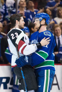 Arizonas Oliver Ekman Larsson kramar om Vancouvers Daniel