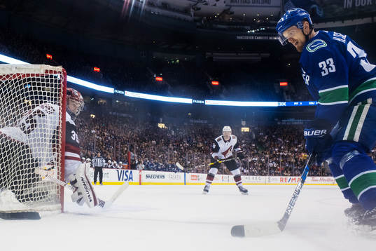 Vancouvers Henrik Sedin utmanar Arizonas målvakt Darcy