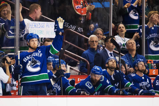 Vancouvers Henrik Sedin vinkar till publiken