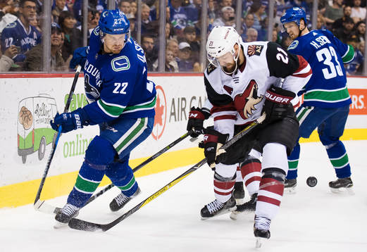 Vancouvers Daniel Sedin och Henrik Sedin utmanar Arizonas