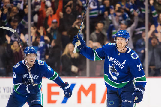 Vancouvers Daniel Sedin jublar