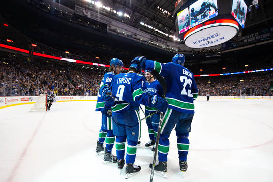 Vancouvers Brendan Leipsic jublar med lagkamrater