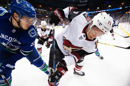 Vancouvers Bo Horvat i kamp om pucken med Arizonas Nick