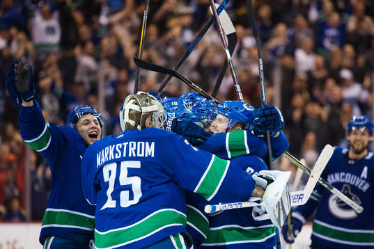 Vancouvers Daniel Sedin kramas om av Jacob Markström och