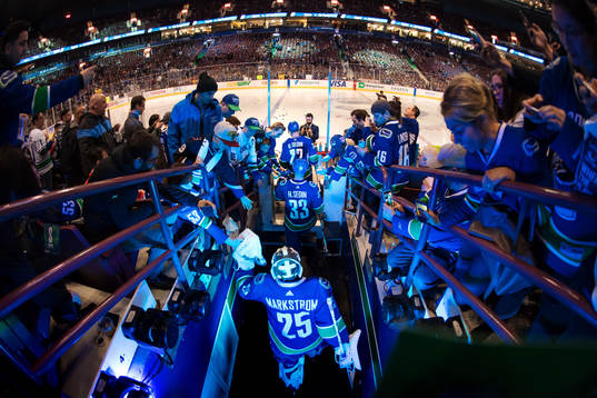 Vancouvers Daniel Sedin, Henrik Sedin och målvakt Jacob