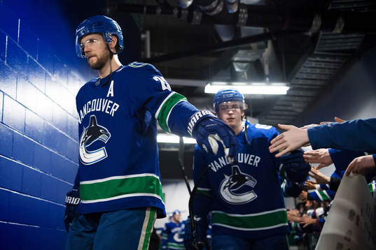 Vancouvers Alexander Edler gör entré till ishockeymatchen