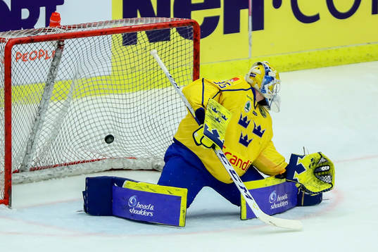 Sveriges målvakt Magnus Hellberg släpper in 1-1