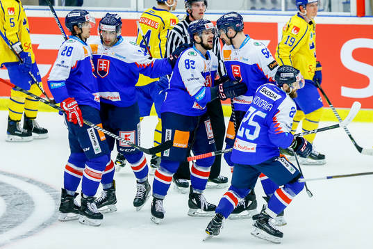 Slovakiens Martin Bakos jublar med lagkamrater
