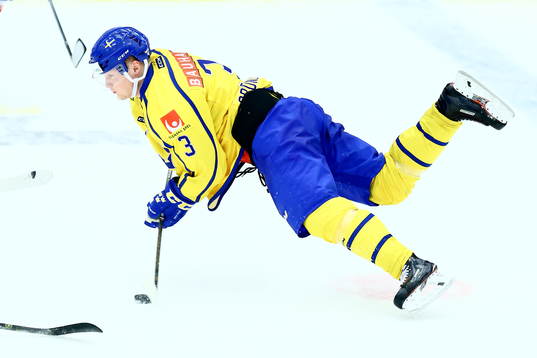 Sveriges Carl Grundström med pucken