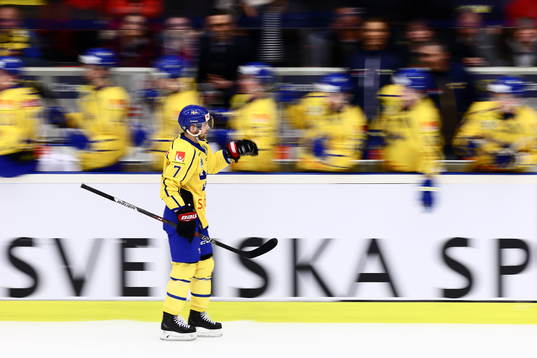 Sveriges Patrick Cehlin jublar med spelarna i båset