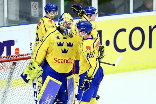 Sveriges Carl Klingberg kramar om målvakt Magnus Hellberg