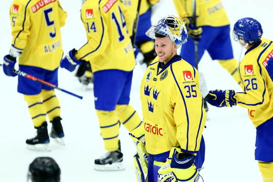 Sveriges målvakt Magnus Hellberg ler