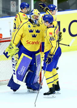 Sveriges Carl Klingberg kramar om målvakt Magnus Hellberg