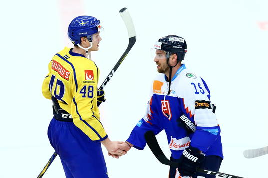 Sveriges Carl Klingberg och Slovakiens Michel Miklik tackar