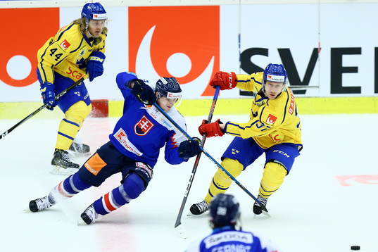 Sveriges Olle Liss, John Norman och en Slovakienspelare