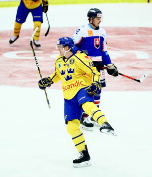 Sveriges Carl Klingberg jublar