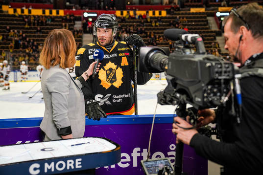 Skellefteås Jimmie Ericsson blir intervjuad av Cmores