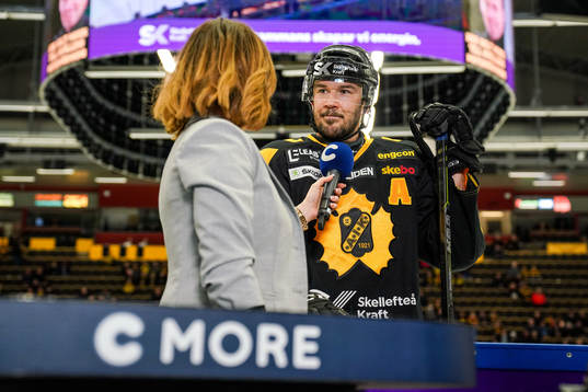 Skellefteås Jimmie Ericsson blir intervjuad av Cmores