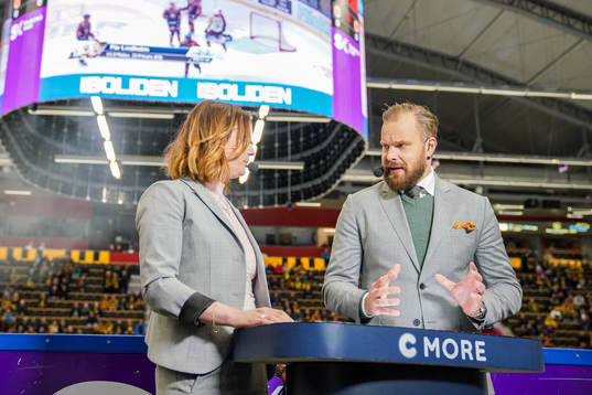 Cmores kommentator Lena Sundqvist och expert Sanny