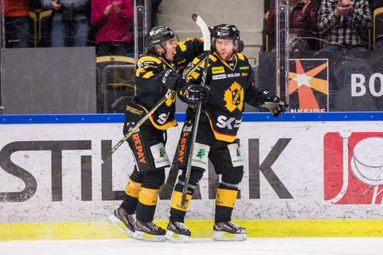 Skellefteås Sebastian Ohlsson (th) och Andreas Wingerli