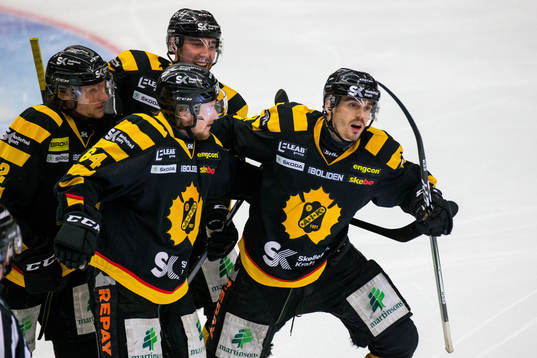 Skellefteås Henrik Hetta jublar med lagkamrater