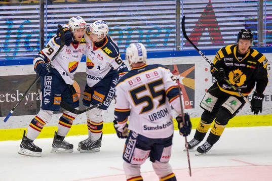 Djurgårdens Patrik Lundh jublar med lagkamrater